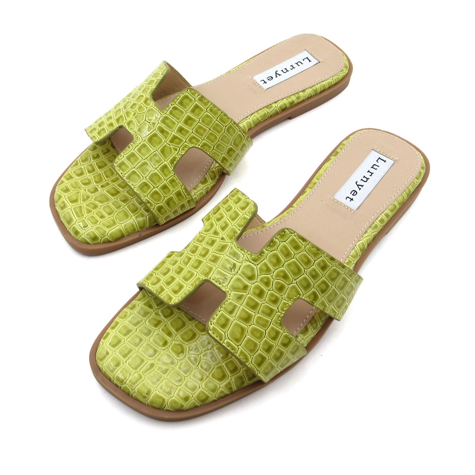 Women Cushioned Patent Rock Pattern Flat Sandals
